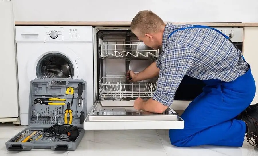Nallıhan Vaillant servisi teknisyen ekibi beyaz eşya tamiri yaparken